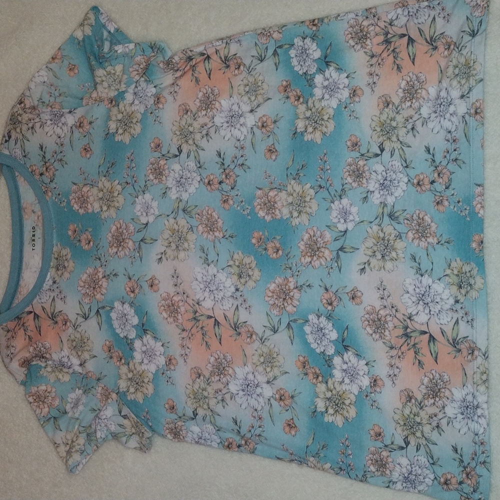 Torrid Classic Fit T-shirt with Flower Print Size 1